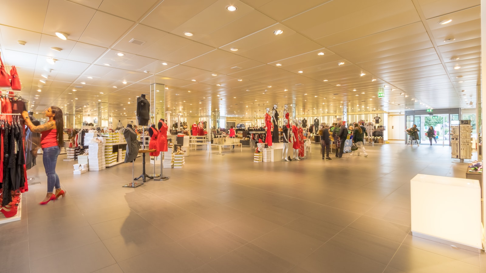 Retail Revolution: The Rise Of Virtual Try-Ons And Online Shopping Experiences